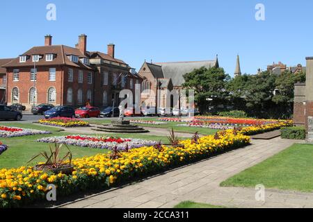 Troon, Ayrshire, Scozia, Regno Unito ben curati giardini del consiglio di fronte al municipio di Troon Foto Stock