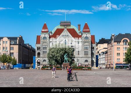 Teatro Nazionale Finlandese dietro la statua di Aleksis Kivi accanto alla piazza della stazione ferroviaria di Helsinki, Finlandia Foto Stock