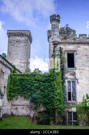 Parco a tema Alton Towers - antico edificio di campagna Foto Stock