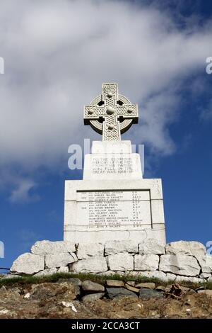 Ballantrae War Memorial a forma di croce celtica Foto Stock