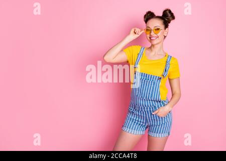 Ritratto di lei bella-osservante attraente bella allegra allegria moda contenuto marrone-capelli ragazza teen posa commovente specs Foto Stock