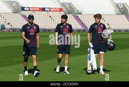 Mark Wood dell'Inghilterra, Rory Burns e Ollie Pope (sinistra-destra) si dirigono verso le reti durante una sessione di reti dell'Inghilterra all'Ageas Bowl, Southampton. Foto Stock