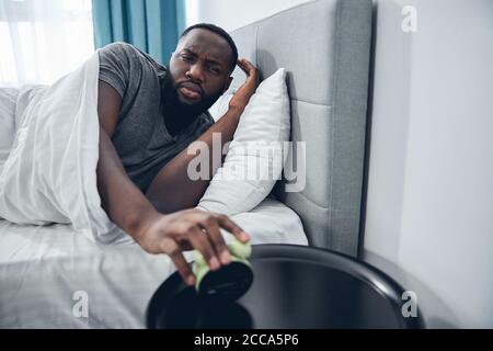 Uomo serio bearded che è profondo nei suoi pensieri Foto Stock