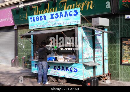 Londra, Regno Unito, 23 ottobre 2011 : Tubby Isaacs geled anguille frutti di mare commercio al dettaglio stallo mercato in Petticoat Lane Spitafields che è un viaggio popolare Foto Stock