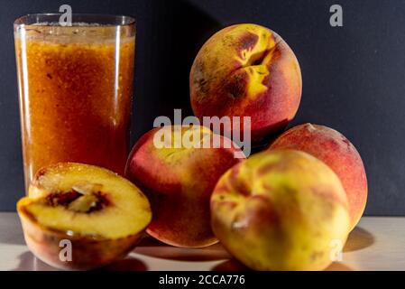 Succo di pesca e frutta. La pesca (nome scientifico Prunus persica) è un frutto di probabile origine in Cina. Utilizzati nella fabbricazione di succhi, marmellate, Foto Stock