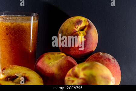 Succo di pesca e frutta. La pesca (nome scientifico Prunus persica) è un frutto di probabile origine in Cina. Utilizzati nella fabbricazione di succhi, marmellate, Foto Stock