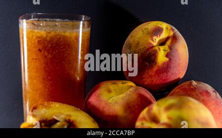 Succo di pesca e frutta. La pesca (nome scientifico Prunus persica) è un frutto di probabile origine in Cina. Utilizzati nella fabbricazione di succhi, marmellate, Foto Stock