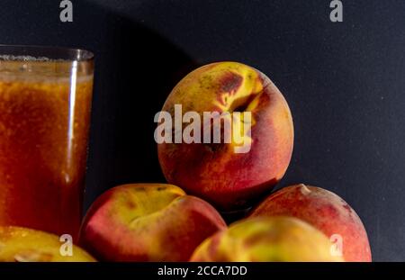 Succo di pesca e frutta. La pesca (nome scientifico Prunus persica) è un frutto di probabile origine in Cina. Utilizzati nella fabbricazione di succhi, marmellate, Foto Stock