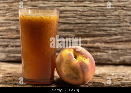 Succo di pesca e frutta. La pesca (nome scientifico Prunus persica) è un frutto di probabile origine in Cina. Utilizzati nella fabbricazione di succhi, marmellate, Foto Stock
