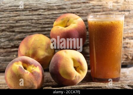 Succo di pesca e frutta. La pesca (nome scientifico Prunus persica) è un frutto di probabile origine in Cina. Utilizzati nella fabbricazione di succhi, marmellate, Foto Stock