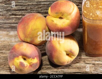 Succo di pesca e frutta. La pesca (nome scientifico Prunus persica) è un frutto di probabile origine in Cina. Utilizzati nella fabbricazione di succhi, marmellate, Foto Stock