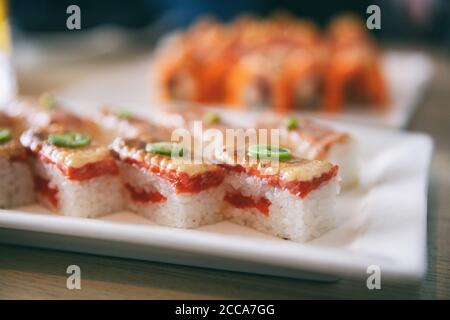 Un piatto di sushi Luxuy presso un ristorante giapponese di alta qualità in Giappone. Sushi Aburi Oshi placcato che significa pesce di salmone calze con la fiamma scottato sulla parte superiore della scatola Foto Stock