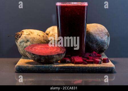 Succo di barbabietola (Beta vulgaris). La barbabietola da zucchero è una pianta erbacea della famiglia Kenopodiaceae. Il collo tuberizzato serve, oltre a scopi culinari, Foto Stock