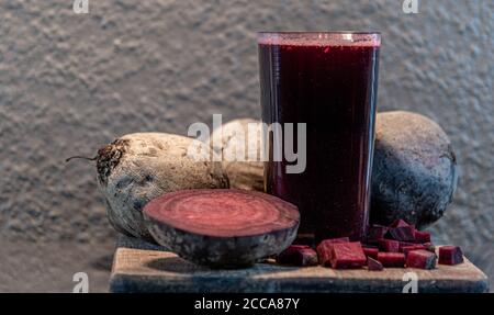 Succo di barbabietola (Beta vulgaris). La barbabietola da zucchero è una pianta erbacea della famiglia Kenopodiaceae. Il collo tuberizzato serve, oltre a scopi culinari, Foto Stock
