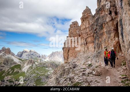 Italia Veneto - alpinisti sulla via ferrata (Innerkfler-De Luca) A Monte Paterno Foto Stock