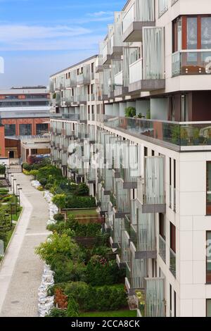 Moderno appartamento residenziale con esterno di un edificio piano con servizi esterni a Varsavia, Polonia. Nuovo complesso casa e casa di lusso e cortile verde. Foto Stock