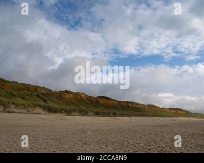 Vista lungo la scogliera rossa tra Kampen e Wenningstedt on L'isola Sylt Foto Stock