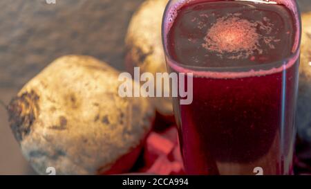 Succo di barbabietola (Beta vulgaris). La barbabietola da zucchero è una pianta erbacea della famiglia Kenopodiaceae. Il collo tuberizzato serve, oltre a scopi culinari, Foto Stock