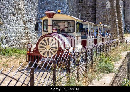 Treno in strada nella fortezza medievale di Carcassonne. La fortezza è stata aggiunta all'elenco dei siti patrimonio mondiale dell'UNESCO nel 1997. 08. 14. 2020 Francia Foto Stock