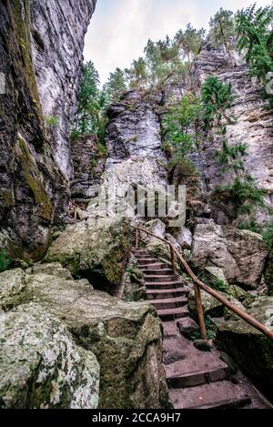 Escursioni nella valle di Schwedenloecher nel Parco Nazionale di Bastei, Saxon Svizzera, sopra il fiume Elba, nelle montagne di arenaria Elbe, Germania. Foto Stock