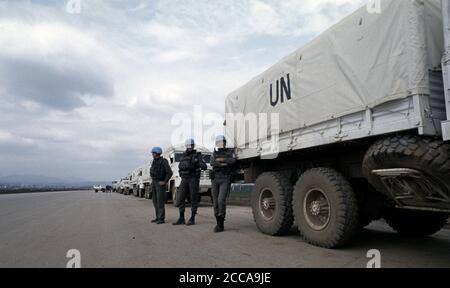 20 aprile 1994 durante l'assedio di Sarajevo: Su una Taxiway all'aeroporto, i soldati francesi fanno parte di un convoglio delle Nazioni Unite, in attesa di viaggiare a Goražde, 55 miglia (90 km) a sud-est di Sarajevo. Foto Stock