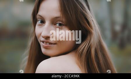 Concetto di bellezza naturale. Primo piano di donna caucasica con bellissimi occhi verdi e lancette. Ragazza sorridente. Foto di alta qualità Foto Stock