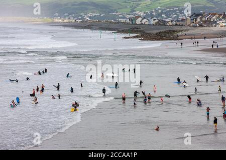 Occupato,affollato,Borth,Borth Beach,con,un,enorme,afflux,di,turisti,soprattutto,da,Inghilterra,Inglese,in,giornata,con,raffiche,prima,di,una,tempesta,fare,grande,surf,surf,condizioni,e competente,surfisti,e,principianti,prendere,l'acqua,Waters.Many,di,i,principianti,surf,in,welsh,welf,welf,welf,welf,welf,welf,welf,welf,welf,welf,welf,welf,welf,welf,welf,welf,welf Situato, su, Cardigan Bay, a nord, di, Aberystwyth, Borth Beach, si estende, per, molti, miglia, a, Ynyslas, ed è un popolare spot surf.The, folle, sono, particolarmente grandi perché molti britannici sono staycation soggiorno quest'anno. Foto Stock