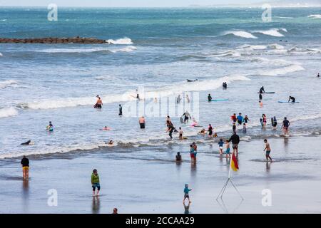 Occupato,affollato,Borth,Borth Beach,con,un,enorme,afflux,di,turisti,soprattutto,da,Inghilterra,Inglese,in,giornata,con,raffiche,prima,di,una,tempesta,fare,grande,surf,surf,condizioni,e competente,surfisti,e,principianti,prendere,l'acqua,Waters.Many,di,i,principianti,surf,in,welsh,welf,welf,welf,welf,welf,welf,welf,welf,welf,welf,welf,welf,welf,welf,welf,welf,welf Situato, su, Cardigan Bay, a nord, di, Aberystwyth, Borth Beach, si estende, per, molti, miglia, a, Ynyslas, ed è un popolare spot surf.The, folle, sono, particolarmente grandi perché molti britannici sono staycation soggiorno quest'anno. Foto Stock