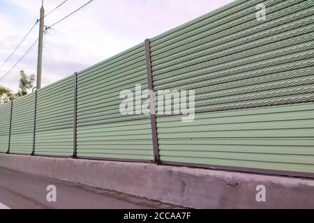 recinzione metallica che protegge la strada Foto Stock