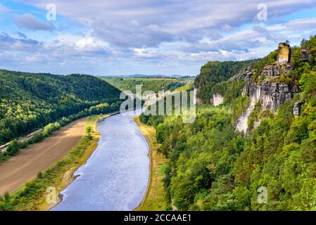 Vista dal belvedere di bastei del fiume Elba - splendido paesaggio di montagne di arenaria nel Parco Nazionale della Svizzera Sassone, Germania Foto Stock