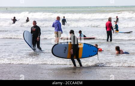 Occupato,affollato,Borth,Borth Beach,con,un,enorme,afflux,di,turisti,soprattutto,da,Inghilterra,Inglese,in,giornata,con,raffiche,prima,di,una,tempesta,fare,grande,surf,surf,condizioni,e competente,surfisti,e,principianti,prendere,l'acqua,Waters.Many,di,i,principianti,surf,in,welsh,welf,welf,welf,welf,welf,welf,welf,welf,welf,welf,welf,welf,welf,welf,welf,welf,welf Situato, su, Cardigan Bay, a nord, di, Aberystwyth, Borth Beach, si estende, per, molti, miglia, a, Ynyslas, ed è un popolare spot surf.The, folle, sono, particolarmente grandi perché molti britannici sono staycation soggiorno quest'anno. Foto Stock