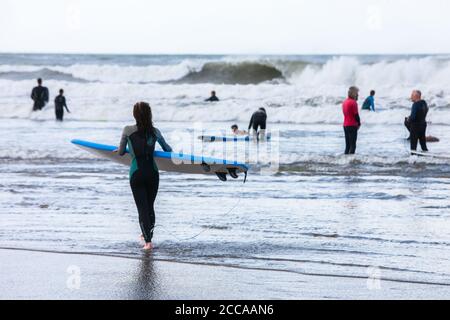 Occupato,affollato,Borth,Borth Beach,con,un,enorme,afflux,di,turisti,soprattutto,da,Inghilterra,Inglese,in,giornata,con,raffiche,prima,di,una,tempesta,fare,grande,surf,surf,condizioni,e competente,surfisti,e,principianti,prendere,l'acqua,Waters.Many,di,i,principianti,surf,in,welsh,welf,welf,welf,welf,welf,welf,welf,welf,welf,welf,welf,welf,welf,welf,welf,welf,welf Situato, su, Cardigan Bay, a nord, di, Aberystwyth, Borth Beach, si estende, per, molti, miglia, a, Ynyslas, ed è un popolare spot surf.The, folle, sono, particolarmente grandi perché molti britannici sono staycation soggiorno quest'anno. Foto Stock