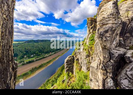 Vista dal belvedere di bastei del fiume Elba - splendido paesaggio di montagne di arenaria nel Parco Nazionale della Svizzera Sassone, Germania Foto Stock