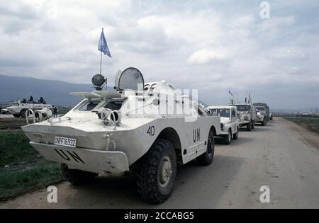 20 aprile 1994 durante l'assedio di Sarajevo: Su una Taxiway all'aeroporto, una colonna Ucraina fa parte di un convoglio delle Nazioni Unite, in standby per viaggiare a Goražde, 55 miglia (90 km) a sud-est di Sarajevo. Foto Stock