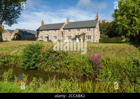 Case nel bellissimo villaggio di Burton Bradstock, Dorset, Inghilterra. Foto Stock