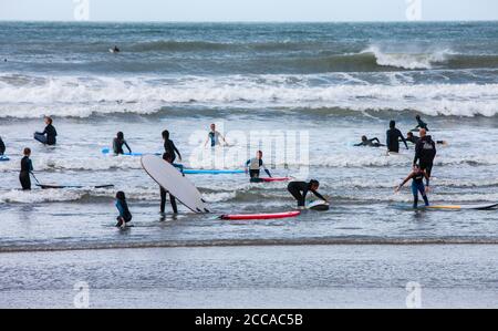 Occupato,affollato,Borth,Borth Beach,con,un,enorme,afflux,di,turisti,soprattutto,da,Inghilterra,Inglese,in,giornata,con,raffiche,prima,di,una,tempesta,fare,grande,surf,surf,condizioni,e competente,surfisti,e,principianti,prendere,l'acqua,Waters.Many,di,i,principianti,surf,in,welsh,welf,welf,welf,welf,welf,welf,welf,welf,welf,welf,welf,welf,welf,welf,welf,welf,welf Situato, su, Cardigan Bay, a nord, di, Aberystwyth, Borth Beach, si estende, per, molti, miglia, a, Ynyslas, ed è un popolare spot surf.The, folle, sono, particolarmente grandi perché molti britannici sono staycation soggiorno quest'anno. Foto Stock