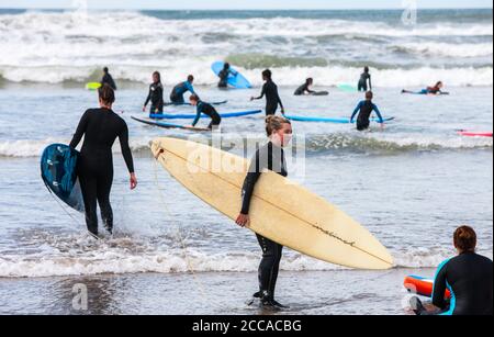 Occupato,affollato,Borth,Borth Beach,con,un,enorme,afflux,di,turisti,soprattutto,da,Inghilterra,Inglese,in,giornata,con,raffiche,prima,di,una,tempesta,fare,grande,surf,surf,condizioni,e competente,surfisti,e,principianti,prendere,l'acqua,Waters.Many,di,i,principianti,surf,in,welsh,welf,welf,welf,welf,welf,welf,welf,welf,welf,welf,welf,welf,welf,welf,welf,welf,welf Situato, su, Cardigan Bay, a nord, di, Aberystwyth, Borth Beach, si estende, per, molti, miglia, a, Ynyslas, ed è un popolare spot surf.The, folle, sono, particolarmente grandi perché molti britannici sono staycation soggiorno quest'anno. Foto Stock