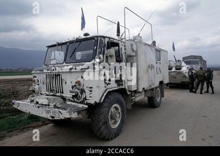 20 aprile 1994 durante l'assedio di Sarajevo: Su una Taxiway all'aeroporto, un camion ucraino GAZ-66 di comunicazione fa parte di un convoglio delle Nazioni Unite, in standby per viaggiare a Goražde, 55 miglia (90 km) a sud-est di Sarajevo. Foto Stock