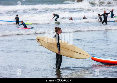 Occupato,affollato,Borth,Borth Beach,con,un,enorme,afflux,di,turisti,soprattutto,da,Inghilterra,Inglese,in,giornata,con,raffiche,prima,di,una,tempesta,fare,grande,surf,surf,condizioni,e competente,surfisti,e,principianti,prendere,l'acqua,Waters.Many,di,i,principianti,surf,in,welsh,welf,welf,welf,welf,welf,welf,welf,welf,welf,welf,welf,welf,welf,welf,welf,welf,welf Situato, su, Cardigan Bay, a nord, di, Aberystwyth, Borth Beach, si estende, per, molti, miglia, a, Ynyslas, ed è un popolare spot surf.The, folle, sono, particolarmente grandi perché molti britannici sono staycation soggiorno quest'anno. Foto Stock