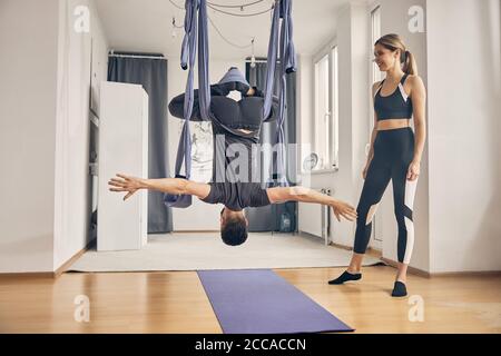 Uomo che pratica yoga in studio Foto Stock