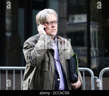 ***FILE PHOTO*** l'ex consulente di Trump Steve Bannon ha arrestato e di fronte a 40 anni di carcere per accuse di frode. Steve Bannon, capo stratega del neo-eletto presidente degli Stati Uniti Donald Trump, effettua una telefonata nella strada accanto alla Trump Tower, New York, New York, 9 dicembre 2016. Credit: Aude Guerrucci/Pool via CNP /MediaPunch Foto Stock