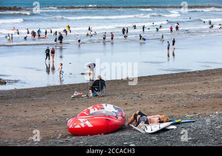 Occupato,affollato,Borth,Borth Beach,con,un,enorme,afflux,di,turisti,soprattutto,da,Inghilterra,Inglese,in,giornata,con,raffiche,prima,di,una,tempesta,fare,grande,surf,surf,condizioni,e competente,surfisti,e,principianti,prendere,l'acqua,Waters.Many,di,i,principianti,surf,in,welsh,welf,welf,welf,welf,welf,welf,welf,welf,welf,welf,welf,welf,welf,welf,welf,welf,welf Situato, su, Cardigan Bay, a nord, di, Aberystwyth, Borth Beach, si estende, per, molti, miglia, a, Ynyslas, ed è un popolare spot surf.The, folle, sono, particolarmente grandi perché molti britannici sono staycation soggiorno quest'anno. Foto Stock