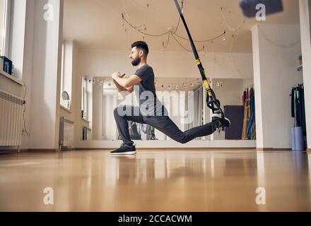 Serio professionista sportivo caucasico facendo la forza di addestramento Foto Stock