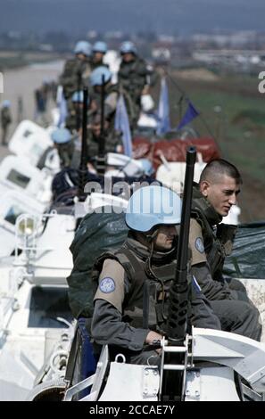 24 aprile 1994 durante l'assedio di Sarajevo: Su una Taxiway all'aeroporto, i soldati francesi fanno parte di un convoglio delle Nazioni Unite che si prepara a viaggiare a Goražde, 55 miglia (90Km) a sud-est di Sarajevo. Foto Stock