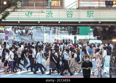 Tokyo, Giappone. 20 Agosto 2020. Le persone che indossano maschere facciali camminano sulla strada a Shibuya a Tokyo, Giappone, il 20 agosto 2020. Il governo metropolitano di Tokyo ha segnalato 339 nuovi casi COVID-19, con infezioni giornaliere nel capitale che per la prima volta da sabato sono state 300. L'ultima cifra segue 186 casi confermati mercoledì e 207 nuovi casi segnalati martedì. Credit: Du Xiaoyi/Xinhua/Alamy Live News Foto Stock