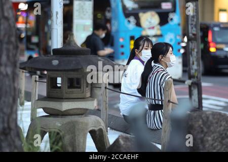 Tokyo, Giappone. 20 Agosto 2020. Le persone che indossano maschere si rilassano allo Shibuya a Tokyo, Giappone, il 20 agosto 2020. Il governo metropolitano di Tokyo ha segnalato 339 nuovi casi COVID-19, con infezioni giornaliere nel capitale che per la prima volta da sabato sono state 300. L'ultima cifra segue 186 casi confermati mercoledì e 207 nuovi casi segnalati martedì. Credit: Du Xiaoyi/Xinhua/Alamy Live News Foto Stock