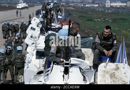 24 aprile 1994 durante l'assedio di Sarajevo: Su una Taxiway all'aeroporto, i soldati francesi fanno parte di un convoglio delle Nazioni Unite che si prepara a viaggiare a Goražde, 55 miglia (90Km) a sud-est di Sarajevo. Foto Stock