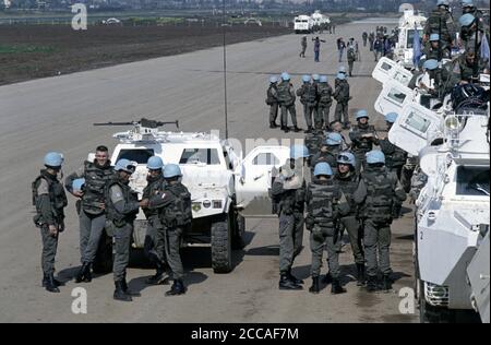 24 aprile 1994 durante l'assedio di Sarajevo: Su una Taxiway all'aeroporto, i soldati francesi fanno parte di un convoglio delle Nazioni Unite che si prepara a viaggiare a Goražde, 55 miglia (90Km) a sud-est di Sarajevo. Foto Stock