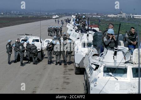 24 aprile 1994 durante l'assedio di Sarajevo: Su una Taxiway all'aeroporto, i soldati francesi fanno parte di un convoglio delle Nazioni Unite che si prepara a viaggiare a Goražde, 55 miglia (90Km) a sud-est di Sarajevo. Foto Stock