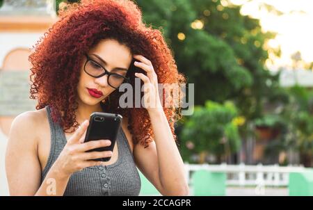 Bella donna afro-americana che guarda la sua donna Foto Stock